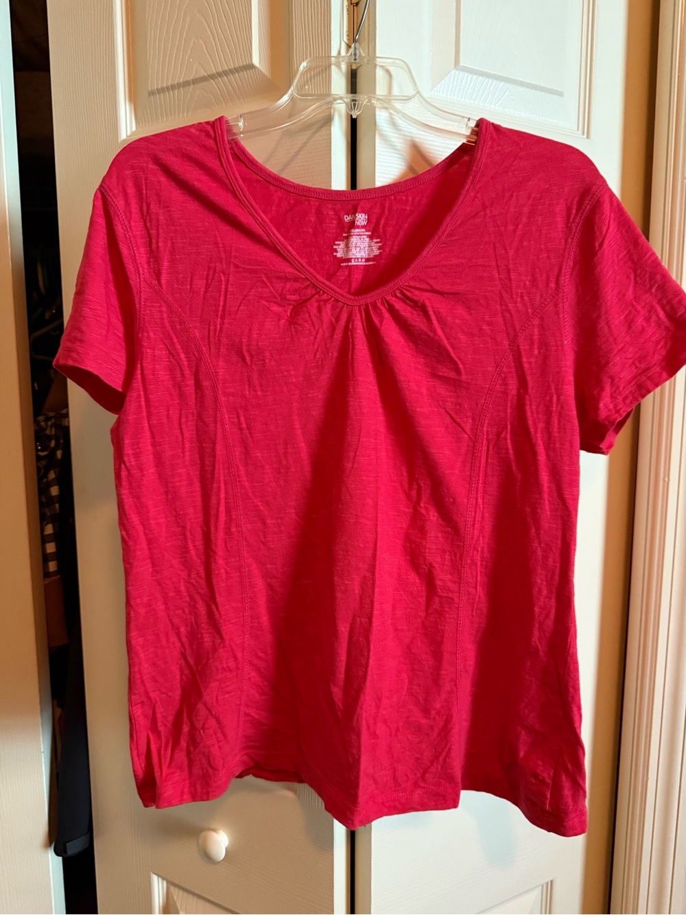 Da skin Women’s Short Sleeve V-Neck Tee red